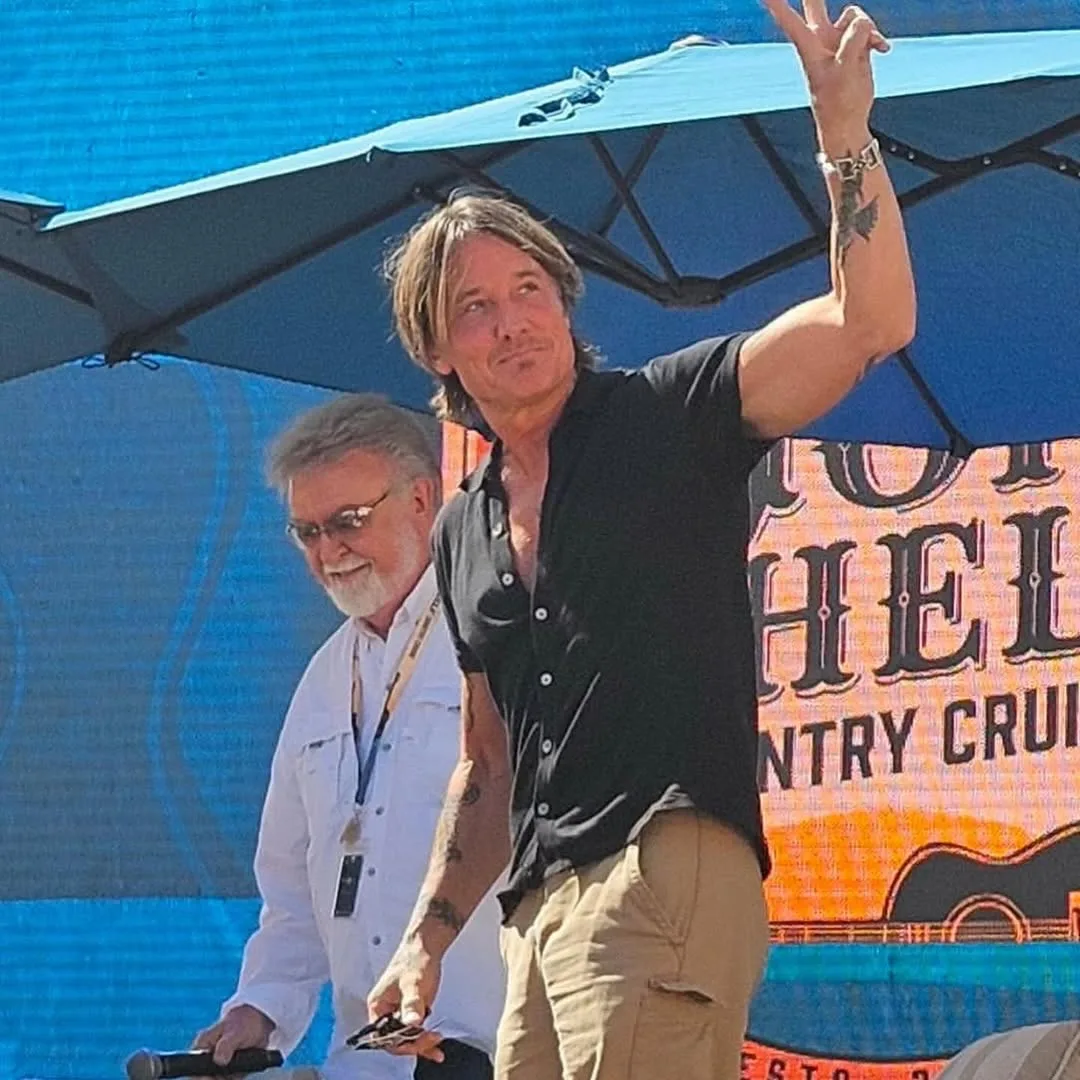 Keith Urban waving