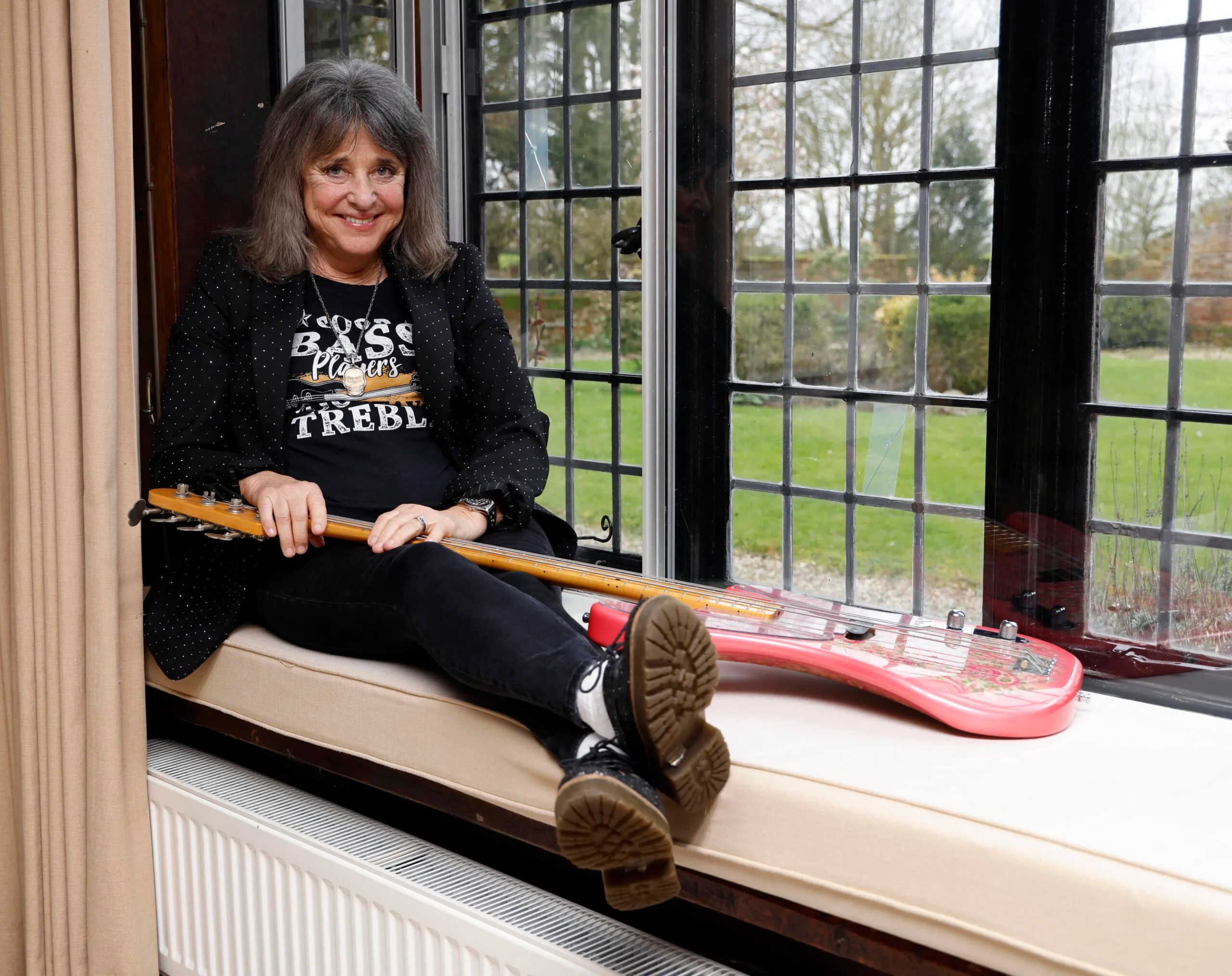 Suzi Quatro with guitar