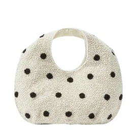 Ensuite, accessoirisez avec un sac de perles à pois crème et noir.