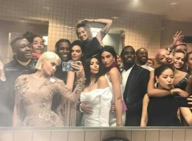kylie jenner met gala selfie