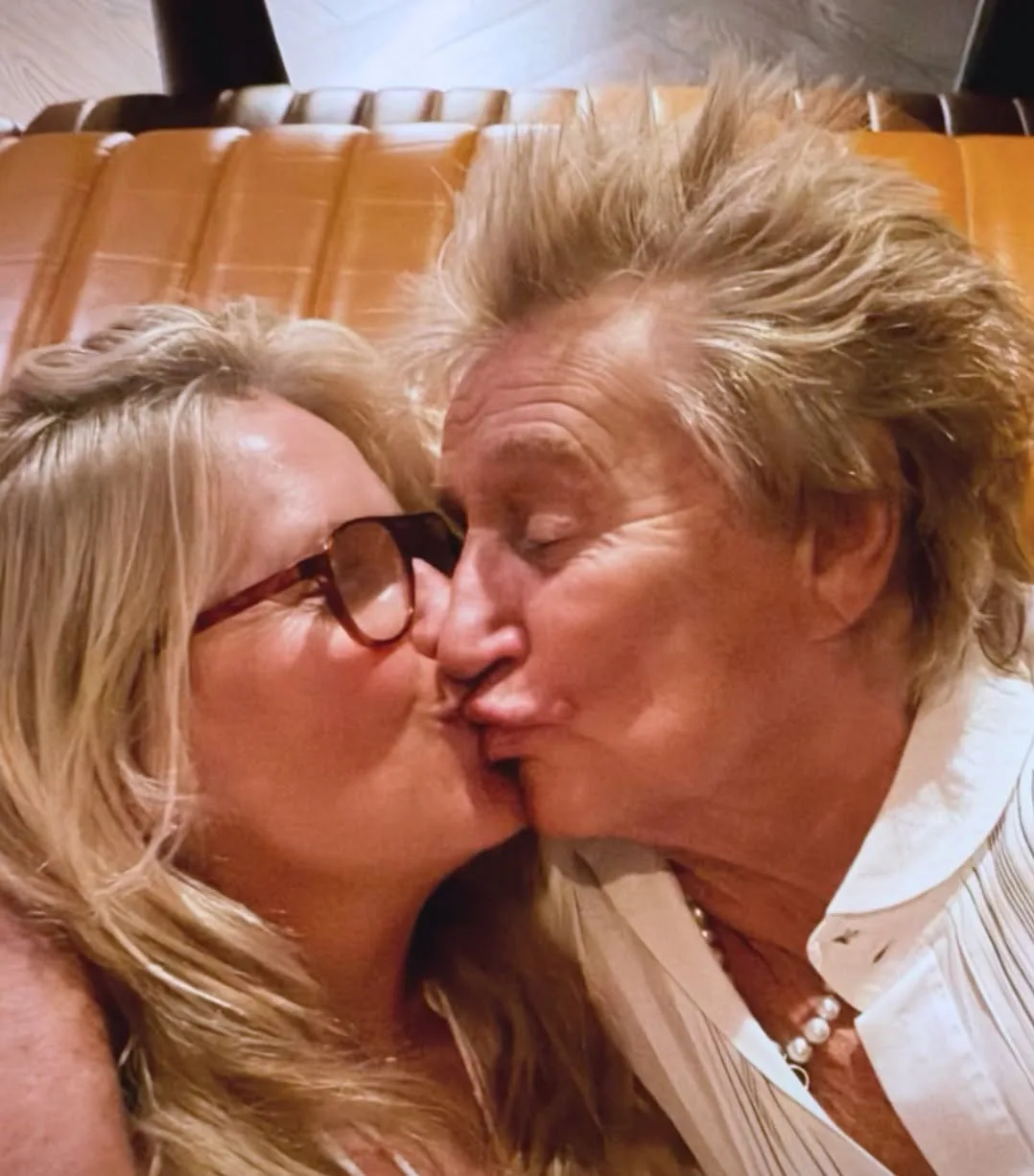 Rod Stewart and Penny Lancaster kissing