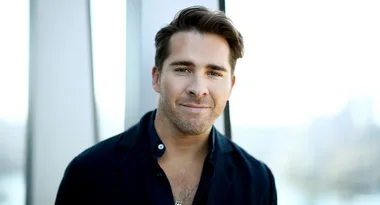 Hugh Sheridan reveals family pain while paying tribute to late dad Denis
