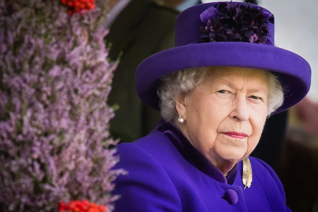 queen elizabeth purple hat suit
