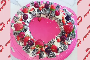 DIY wreaths using supermarket lamingtons – the Christmas baking hack of the year!