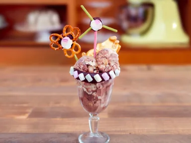 This Ben & Jerry’s sundae with peanut brittle is so easy to make!