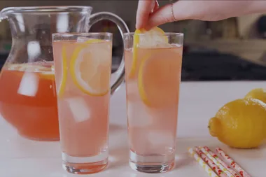 The refreshing pink Moscato and Vodka lemonade cocktail that’ll be your summer staple