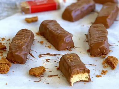 3-ingredient Biscoff Twix bars