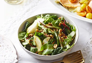 Pear & walnut salad