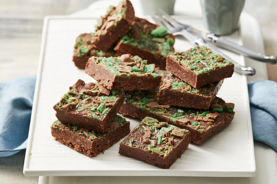5-Ingredient Peppermint Crisp Chocolate Slice Recipe | New Idea