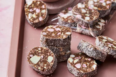 Calling all Clinkers fans! This marshmallow roll was made for you