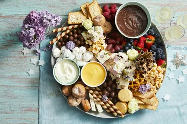Heaven on a plate! This Christmas dessert share platter is a festive dream