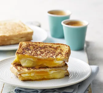 Pan-fried cheesy egg toasties