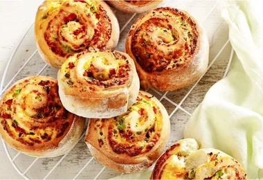 Cheesy vegetable pizza scrolls