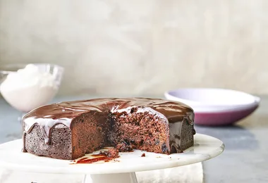 Rum & raisin mud cake