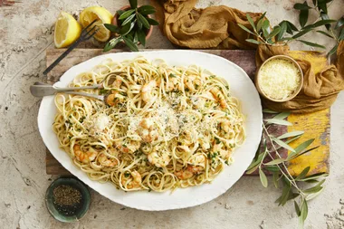 Feel like pasta for dinner? Try this Garlic Prawn Linguine recipe