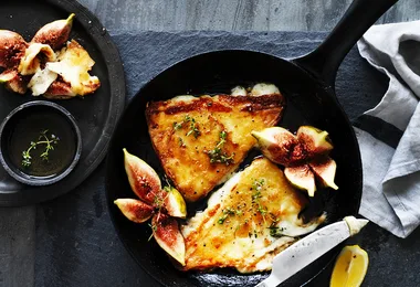 Saganaki cheese with figs, honey and thyme
