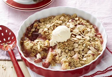 Pear and strawberry crumble