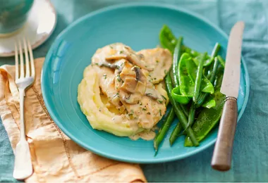 Chicken with mushroom sauce & garlic mash