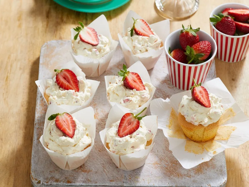 Strawberries and Cream Pavlova Sponge Cupcakes Recipe | New Idea