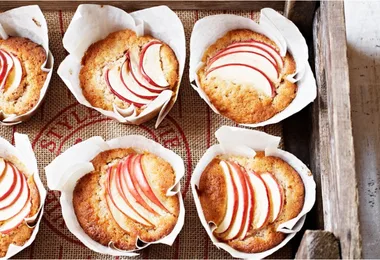 Apple tea cakes