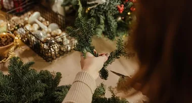 Want to make your own Christmas wreath this year? Here’s how