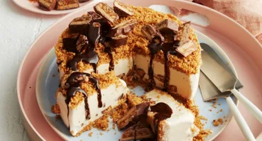 Sweet tooths assemble for this frozen caramel Snickers cheesecake