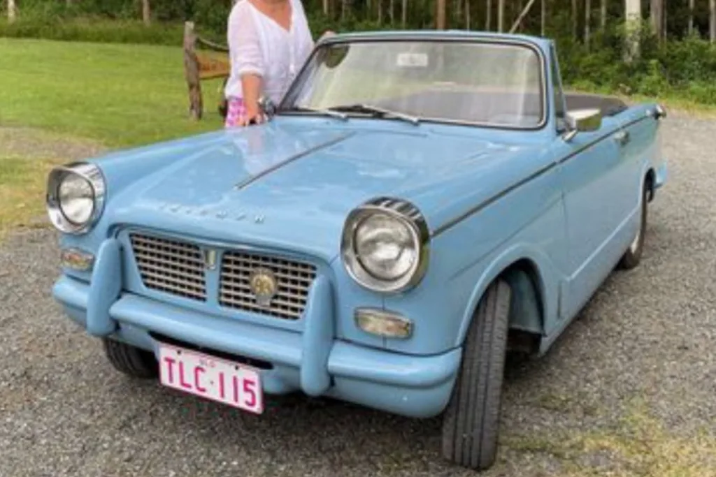 lisa-curry-blue-car