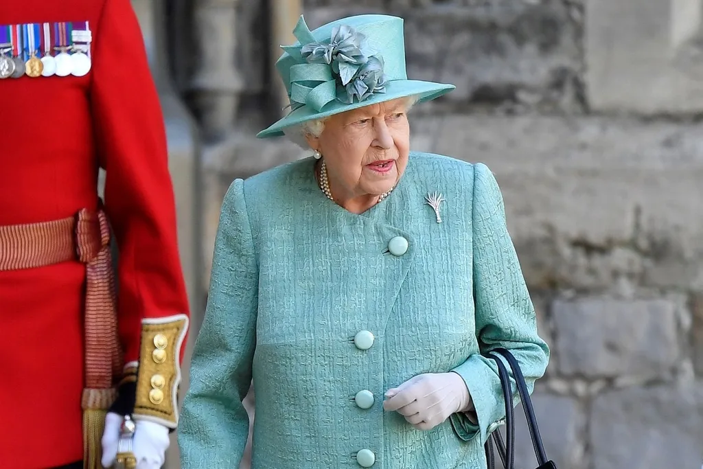 queen-elizabeth-blue-outfit
