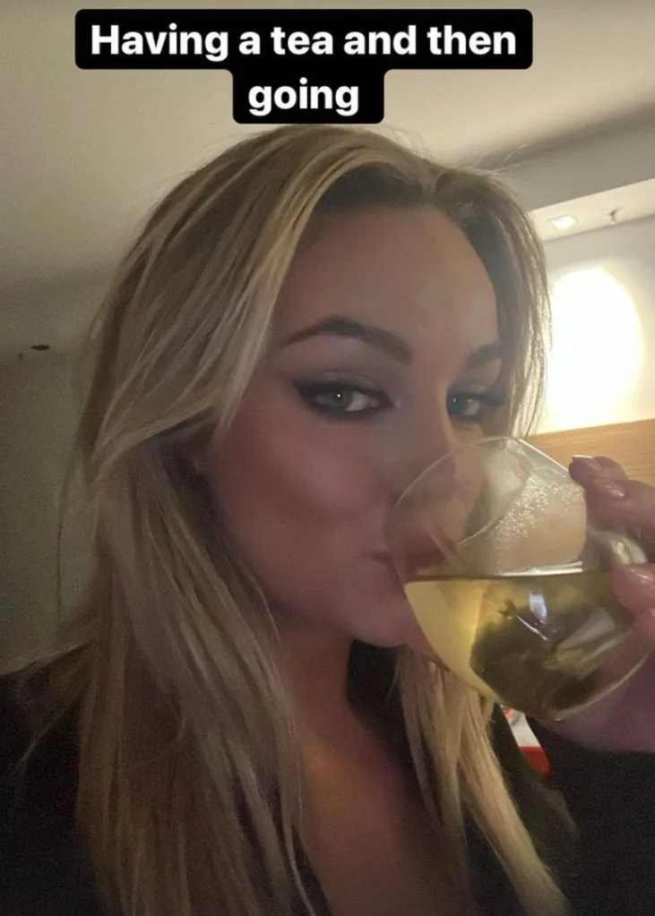 abbie-chatfield-drinking-tea