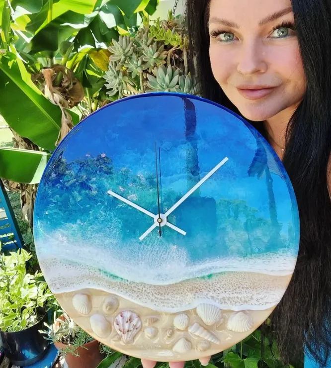 Schapelle Corby holds a clock she made