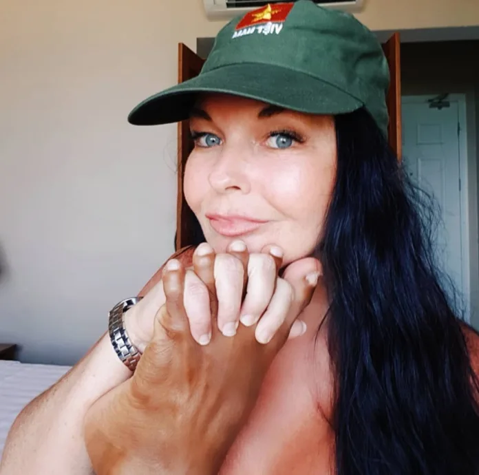 Schapelle holds a foot