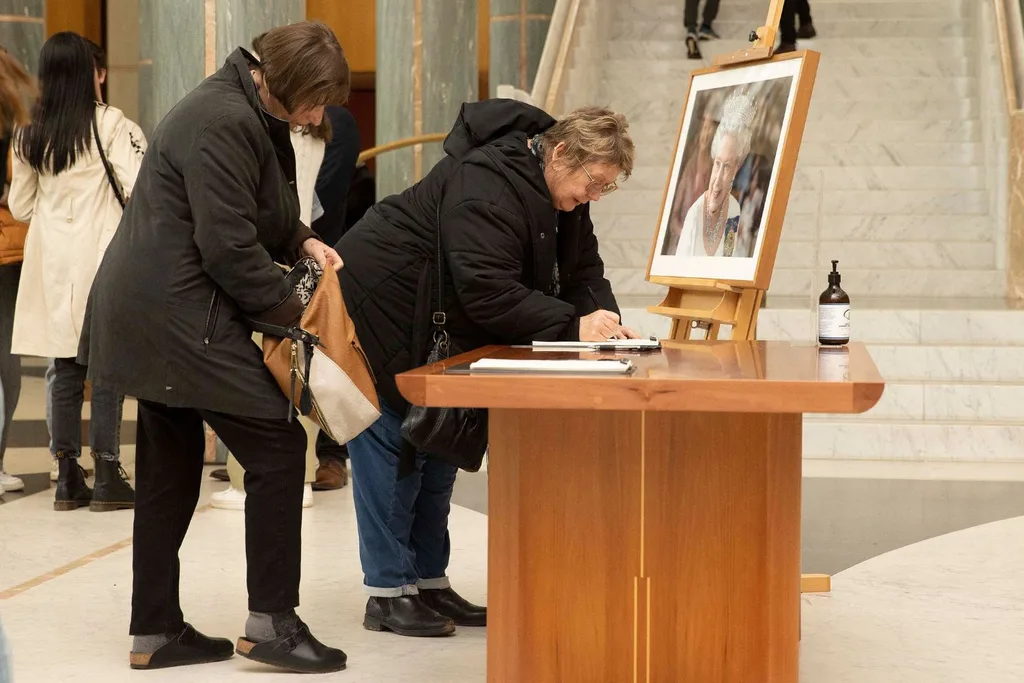 Mourners leave messages of condolence at Parliament House