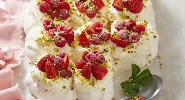 Crowd-pleaser berry pavlova