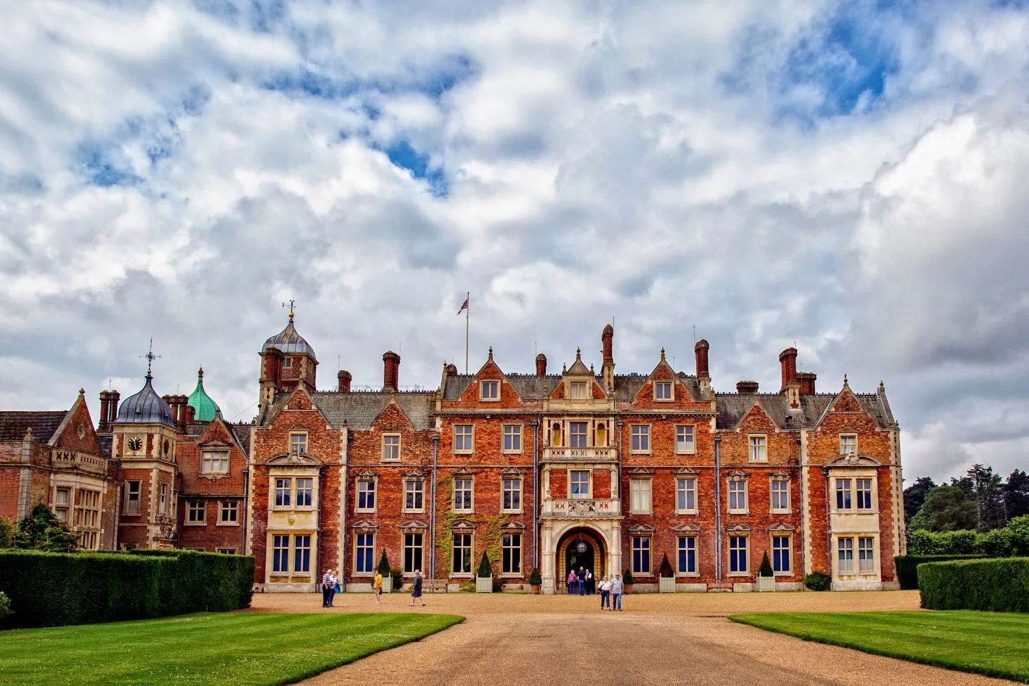 sandringham-house-royal-family-christmas-traditions