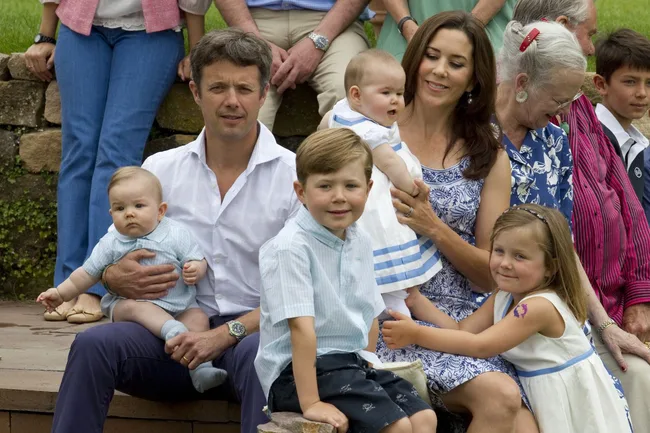 king-frederik-queen-mary-family