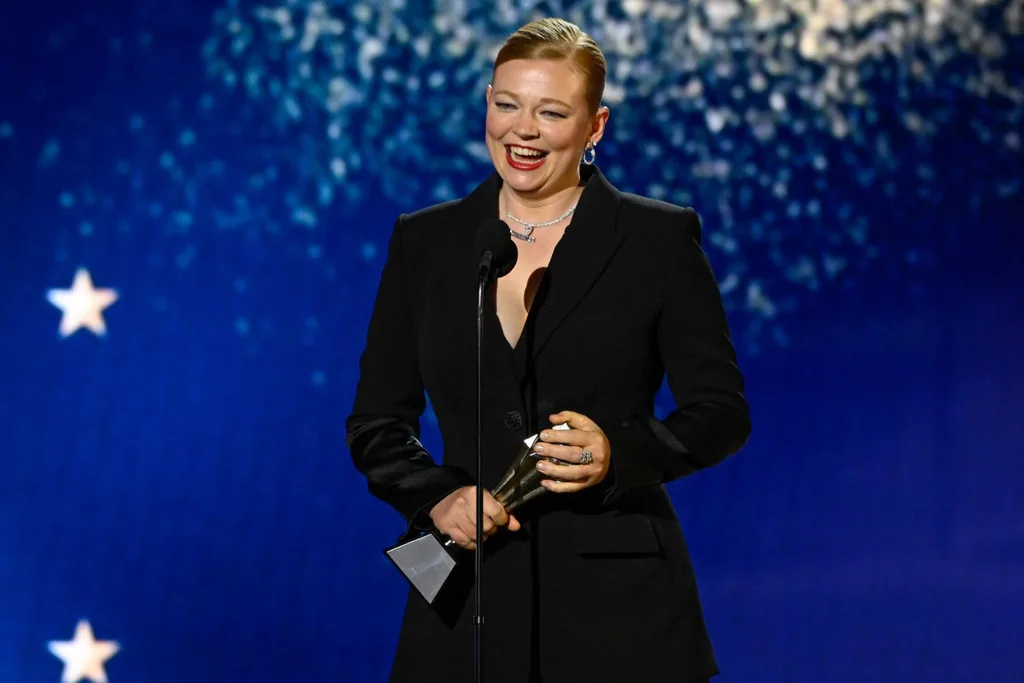 sarah snook critics choice awards all black gown
