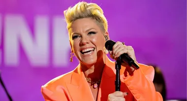 P!nk visits Australian children’s hospital with daughter Willow