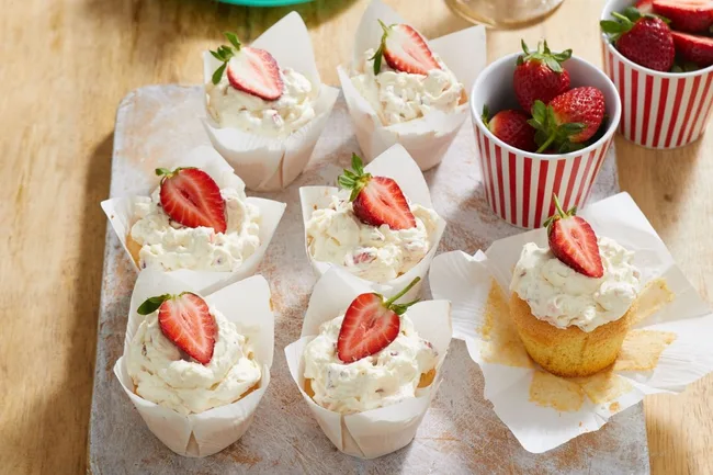 Strawberries-and-Cream-Pavlova-Sponge-Cupcakes