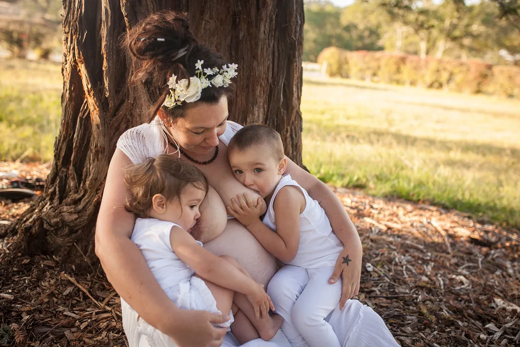 tandem breastfeeding mum