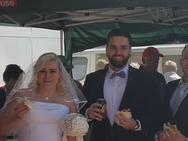 ‘Aussiest wedding ever’ wraps up at Bunnings sausage sizzle