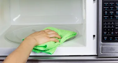 The natural and easy way to clean your microwave