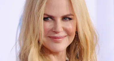 Nicole Kidman STUNS on the AMA’s red carpet
