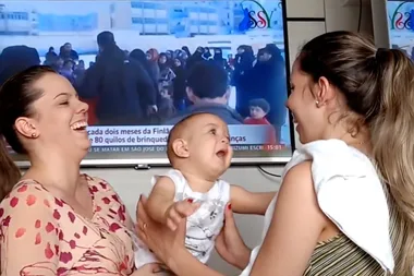 WATCH: Confused baby can’t tell mums apart