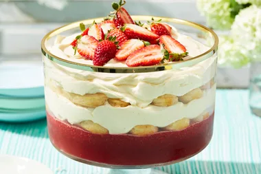How to make a delectable cheesecake trifle with fresh strawberry jelly