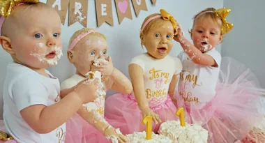Mum recreates twin daughters in CAKE for 1st birthday