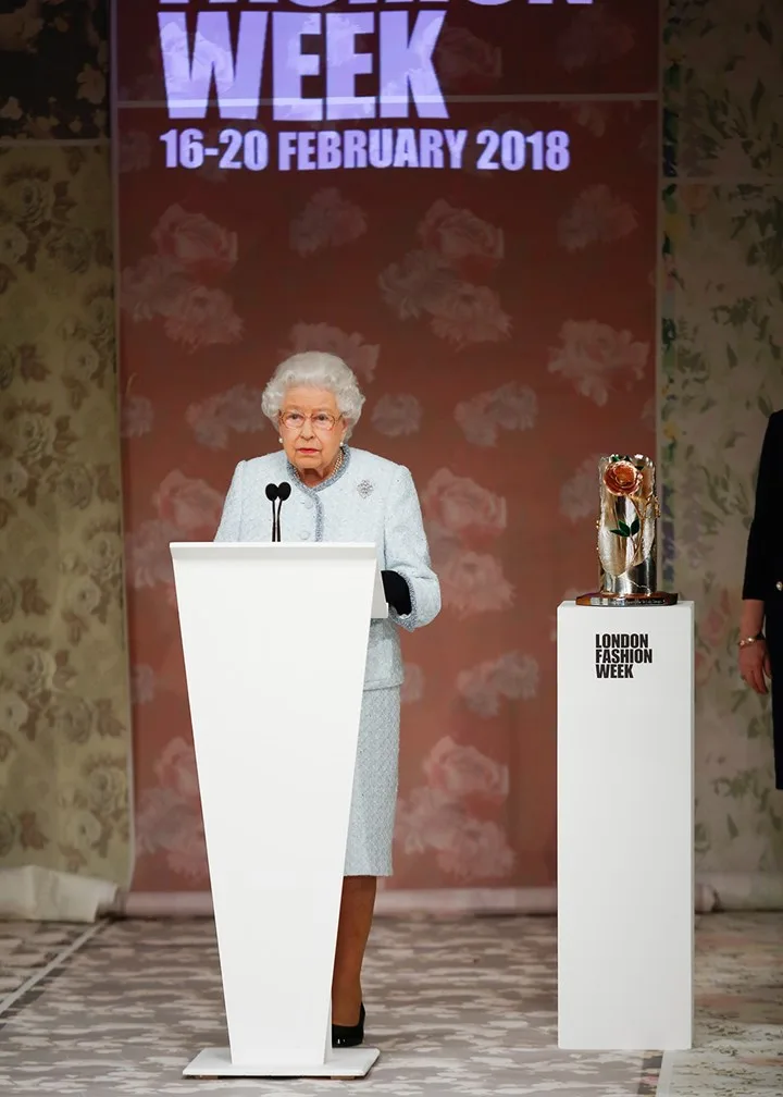 the queen presents award