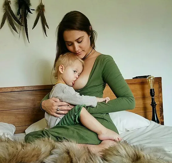 Neighbours star posts about breastfeeding