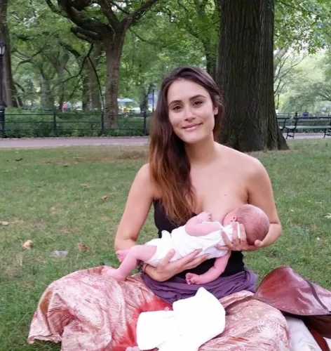 Neighbours star posts about breastfeeding