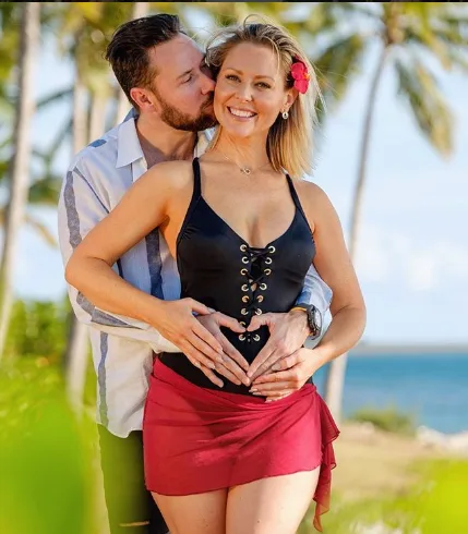 Pregnant Hi5 star Charli Robinson shows off baby bump