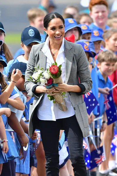 Meghan markle wears jeans in dubbo on Australian tour 2018